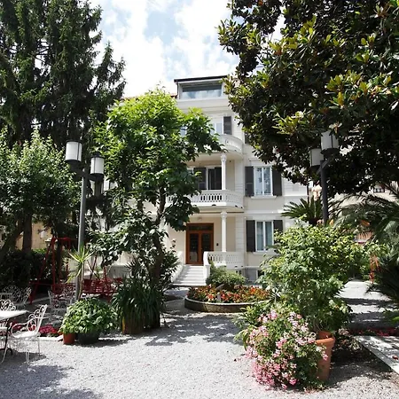 Genovese Elena Aparthotel *