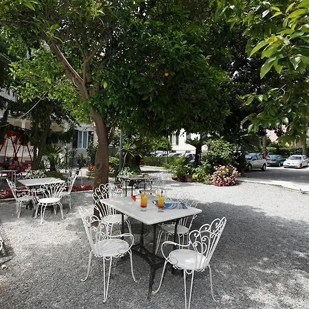 Апарт-отель Genovese Elena Варацце